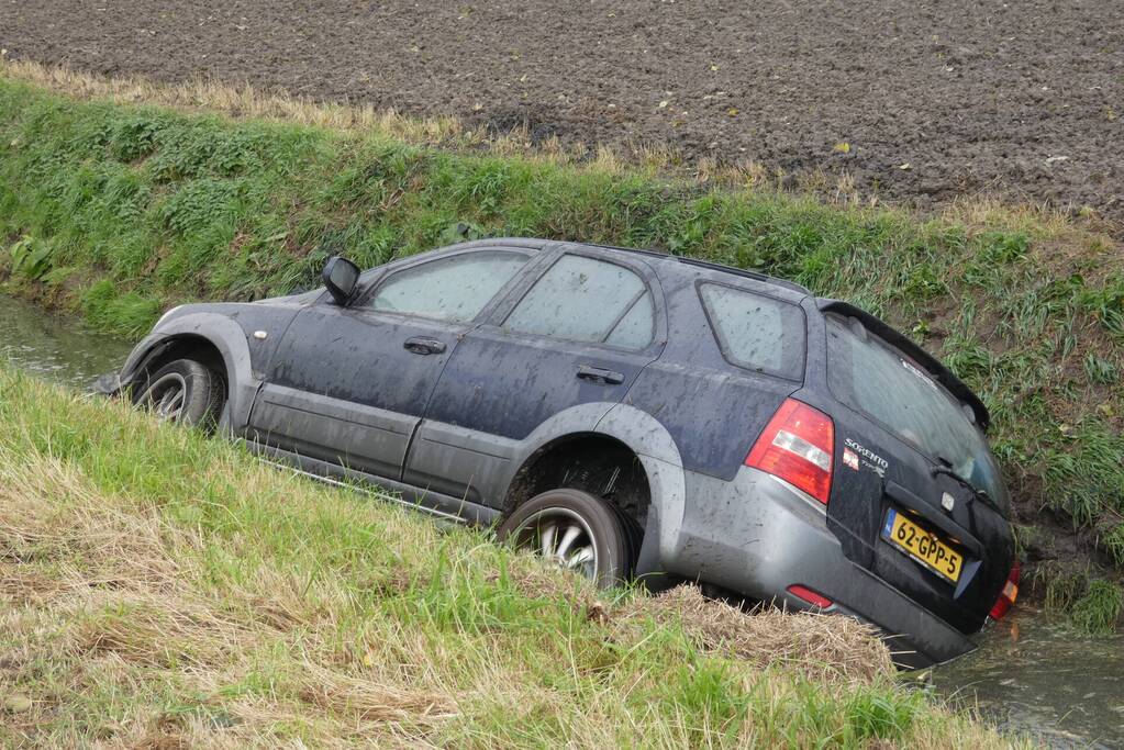 Auto rijdt sloot in