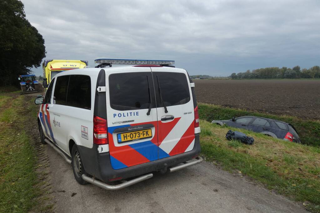 Auto rijdt sloot in