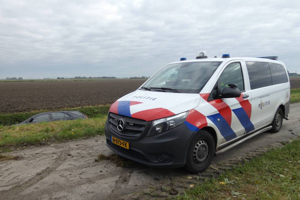 Auto rijdt sloot in