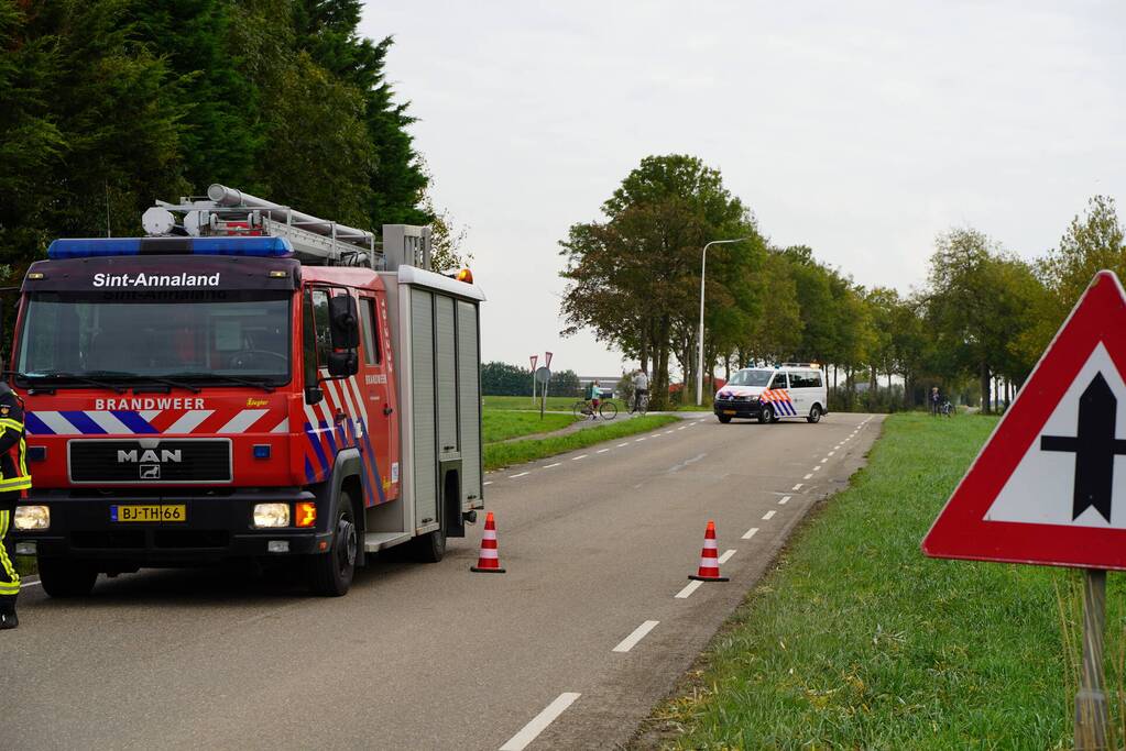 Brandweer blust brand in personenauto
