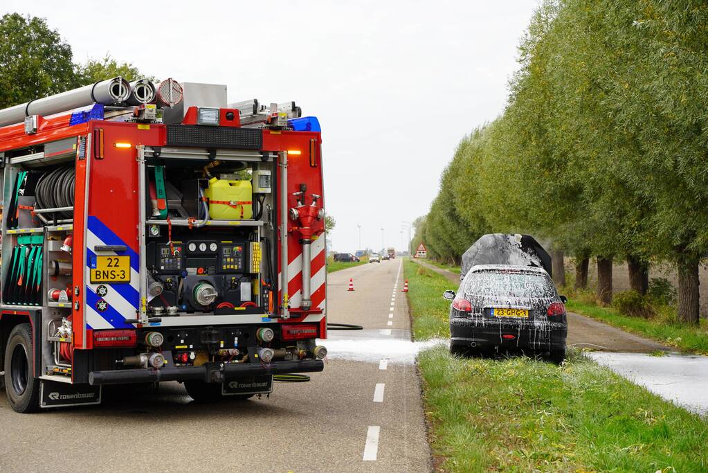 Brandweer blust brand in personenauto