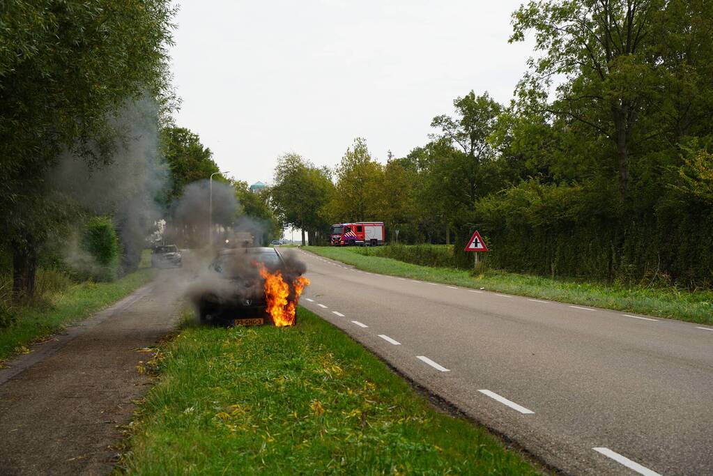 Brandweer blust brand in personenauto