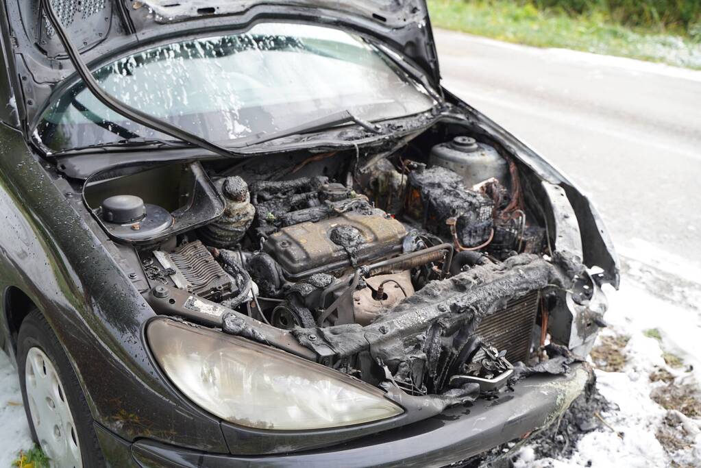 Brandweer blust brand in personenauto
