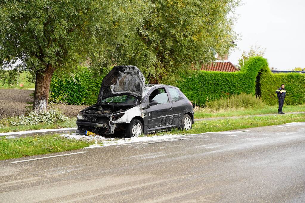 Brandweer blust brand in personenauto
