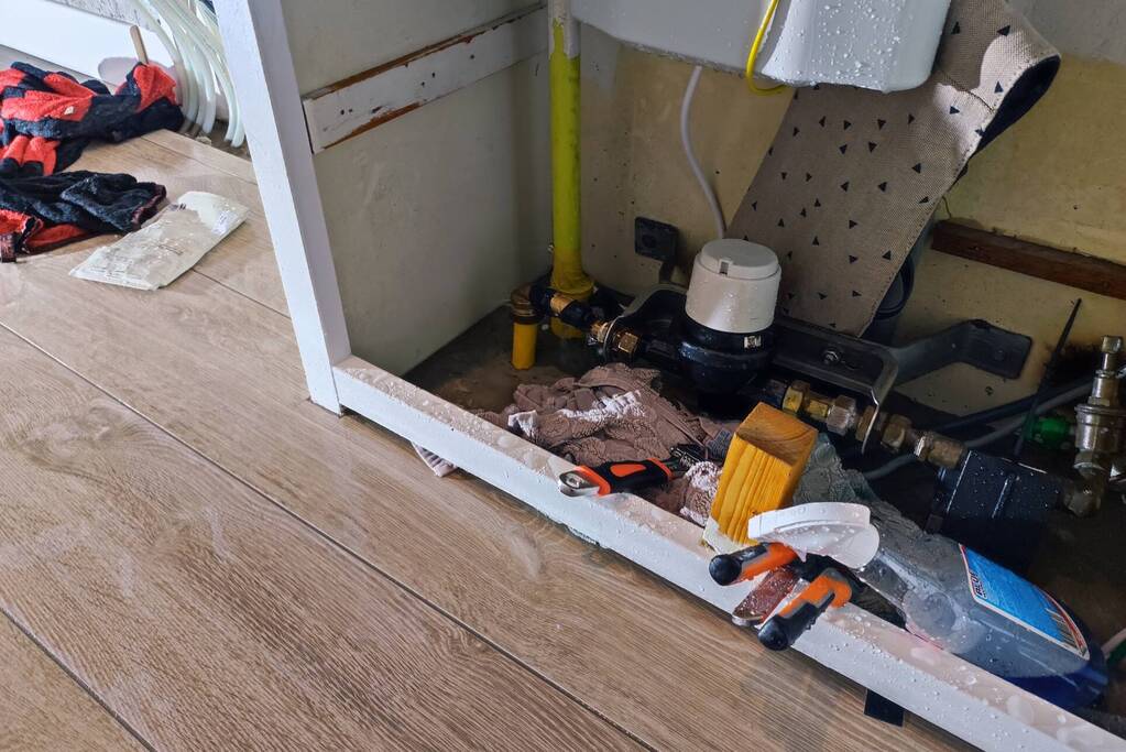 Kapotte hoofdleiding zorgt voor wateroverlast in woning