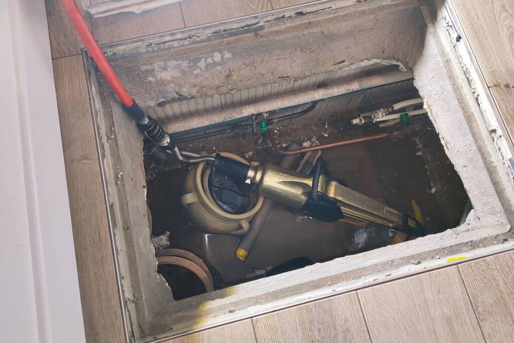 Kapotte hoofdleiding zorgt voor wateroverlast in woning