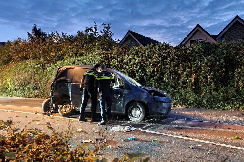 Ravage nadat bestelbus over de kop slaat