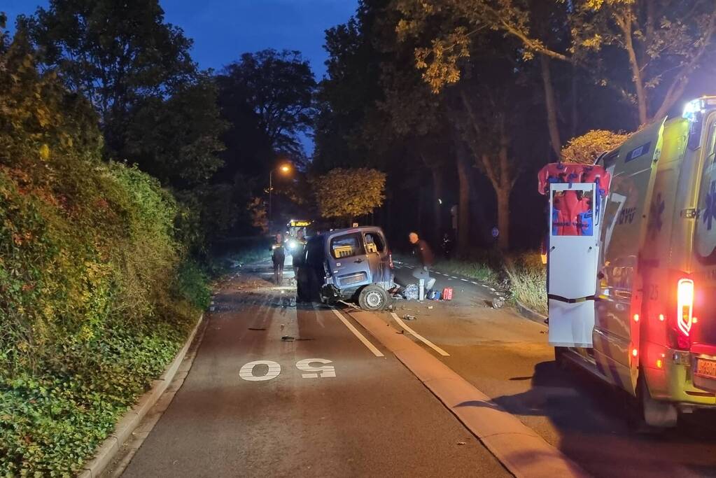 Ravage nadat bestelbus over de kop slaat