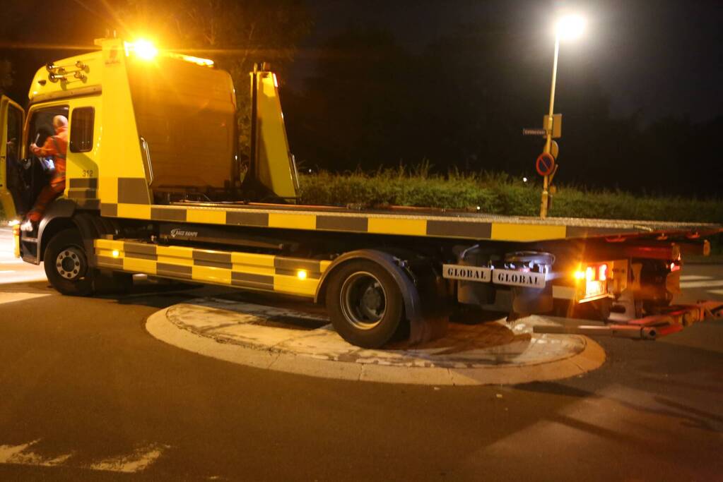 Auto crasht tegen lantaarnpaal