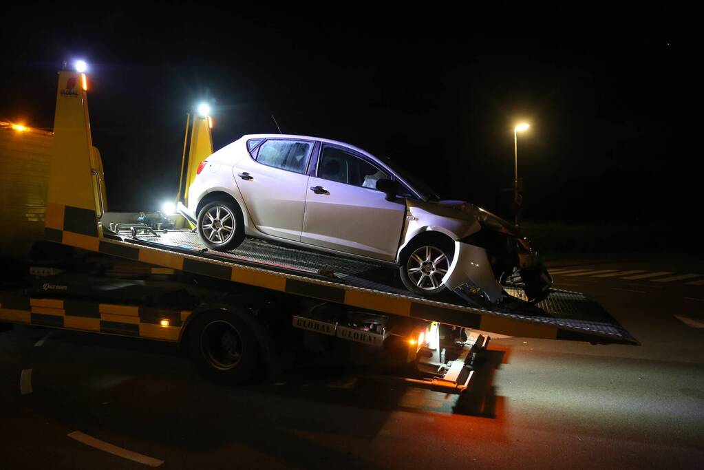 Auto crasht tegen lantaarnpaal