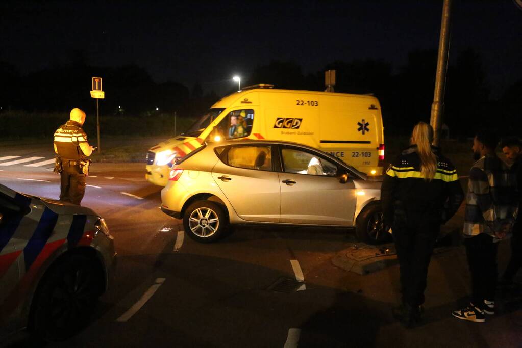 Auto crasht tegen lantaarnpaal