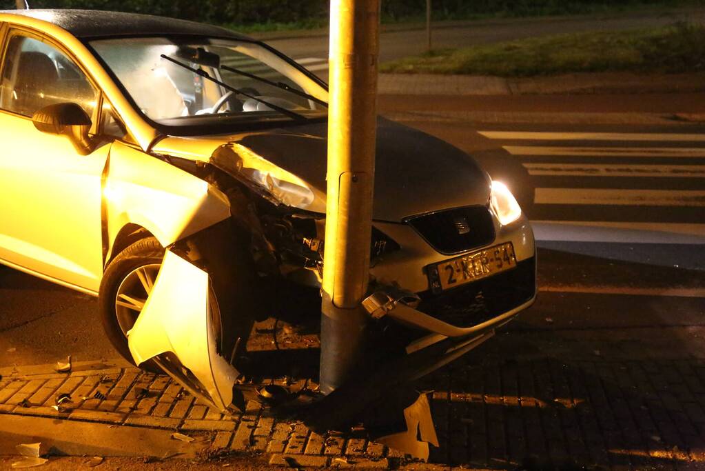 Auto crasht tegen lantaarnpaal