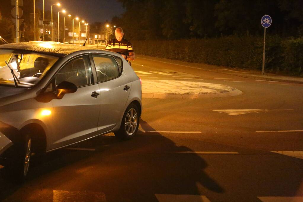 Auto crasht tegen lantaarnpaal