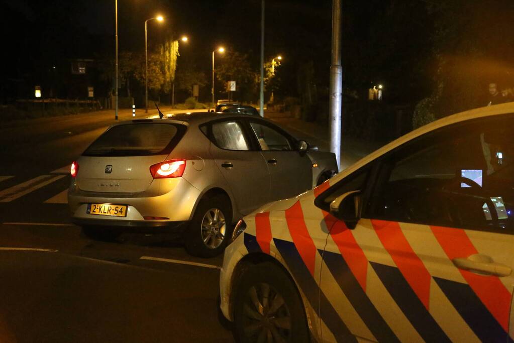 Auto crasht tegen lantaarnpaal