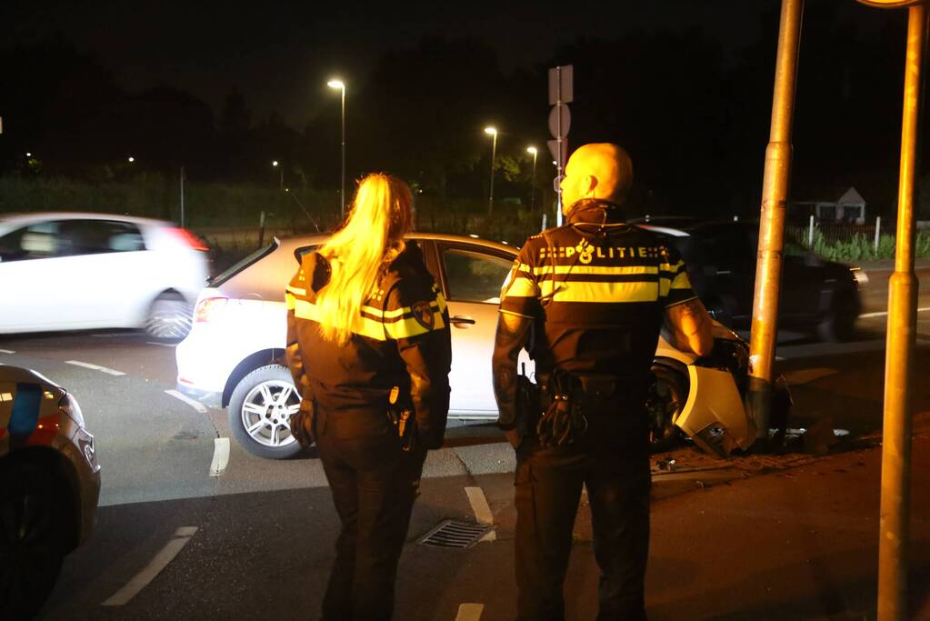 Auto crasht tegen lantaarnpaal