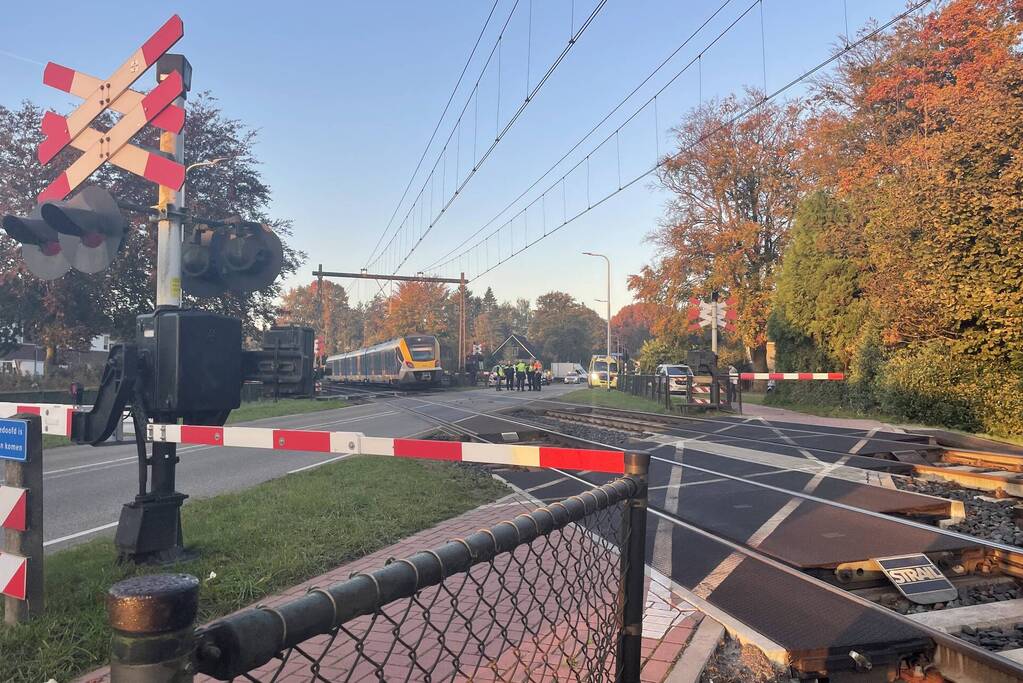 Trein en vrachtwagen botsen bij spoorovergang