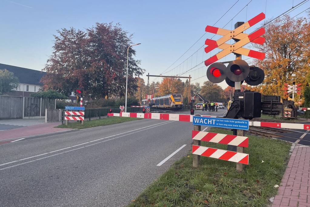 Trein en vrachtwagen botsen bij spoorovergang