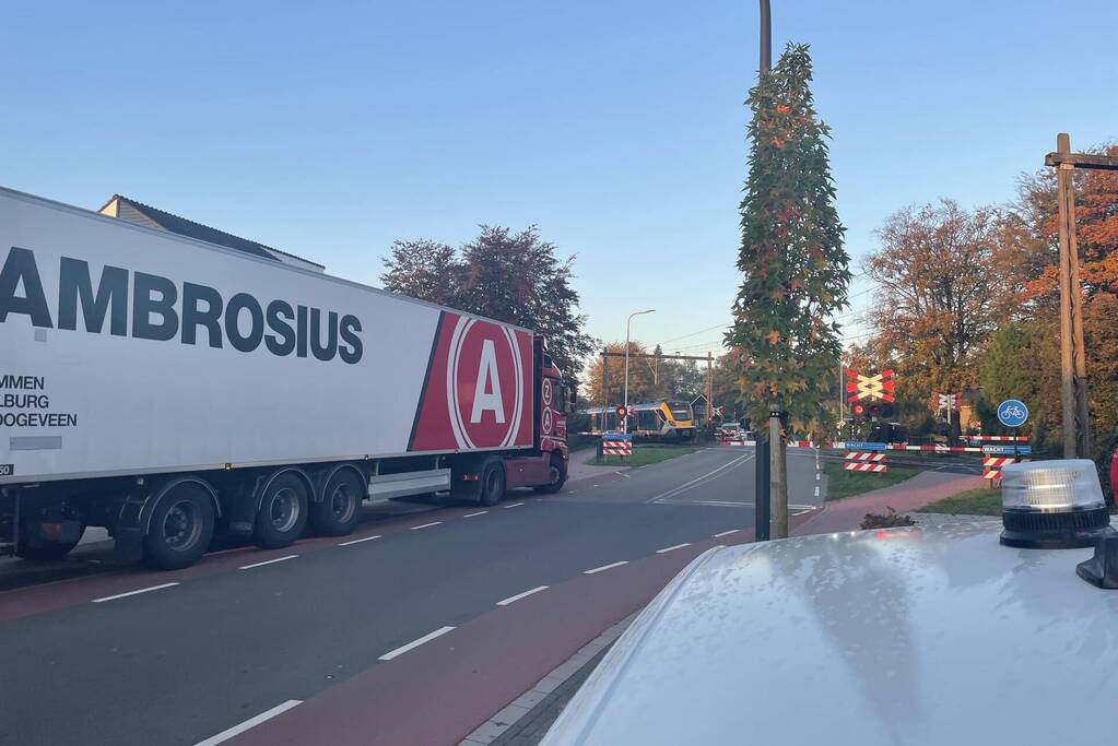 Trein en vrachtwagen botsen bij spoorovergang