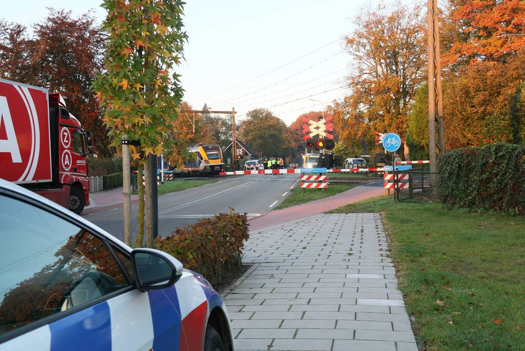 Trein en vrachtwagen botsen bij spoorovergang
