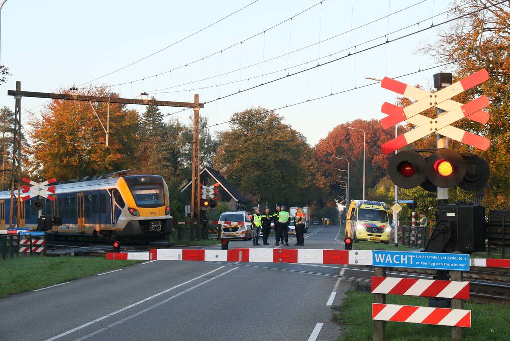 Trein en vrachtwagen botsen bij spoorovergang