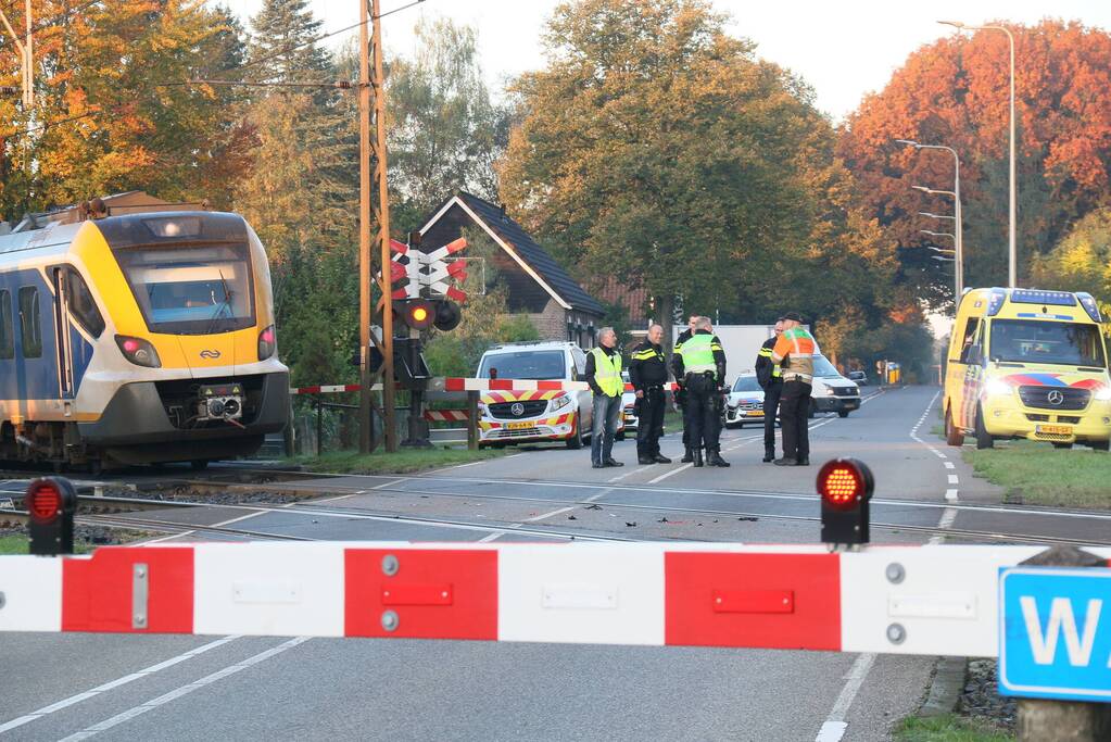 Trein en vrachtwagen botsen bij spoorovergang