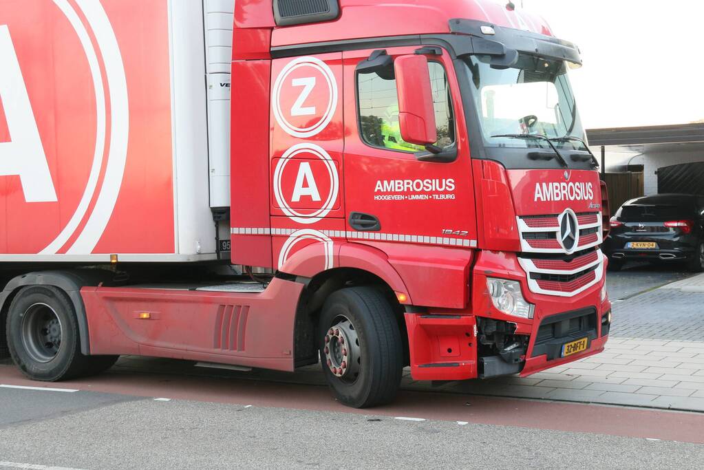 Trein en vrachtwagen botsen bij spoorovergang