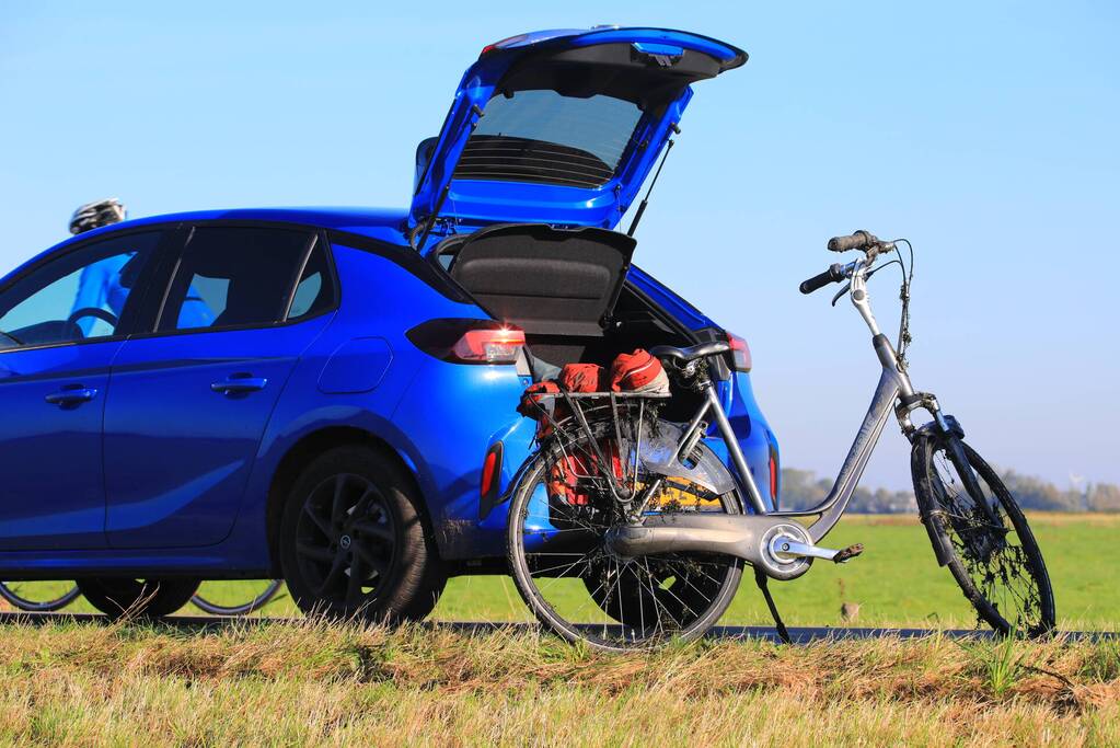 Man belandt met fiets in sloot