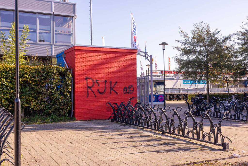 Café en voetbalstadion IJsselmeervogels beklad met Feyenoord-leuzen