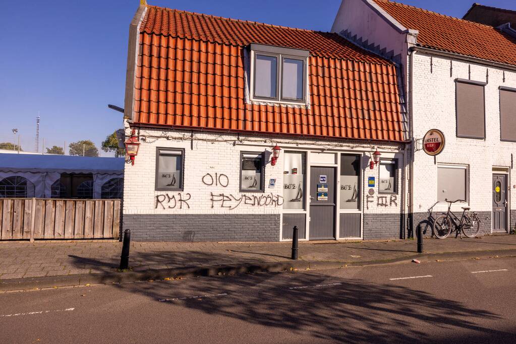 Café en voetbalstadion IJsselmeervogels beklad met Feyenoord-leuzen