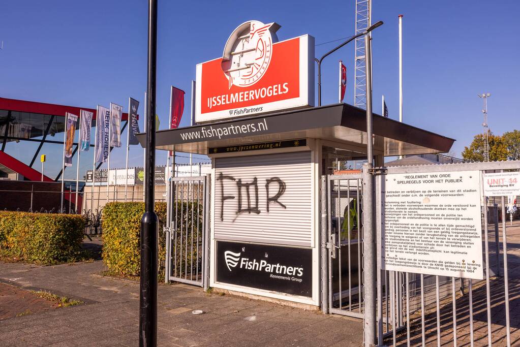 Café en voetbalstadion IJsselmeervogels beklad met Feyenoord-leuzen