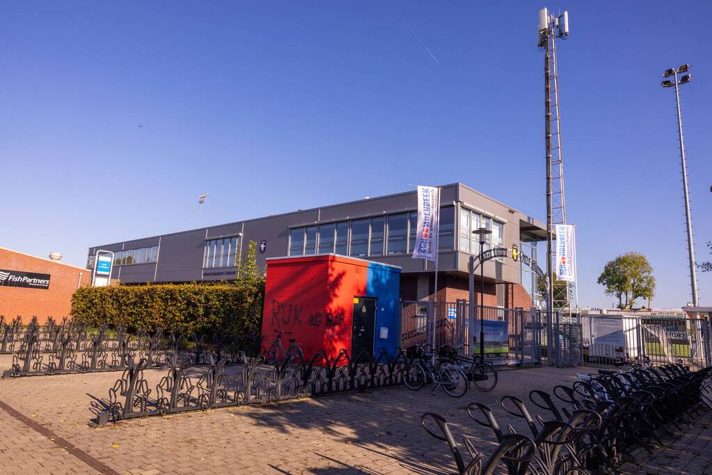Café en voetbalstadion IJsselmeervogels beklad met Feyenoord-leuzen