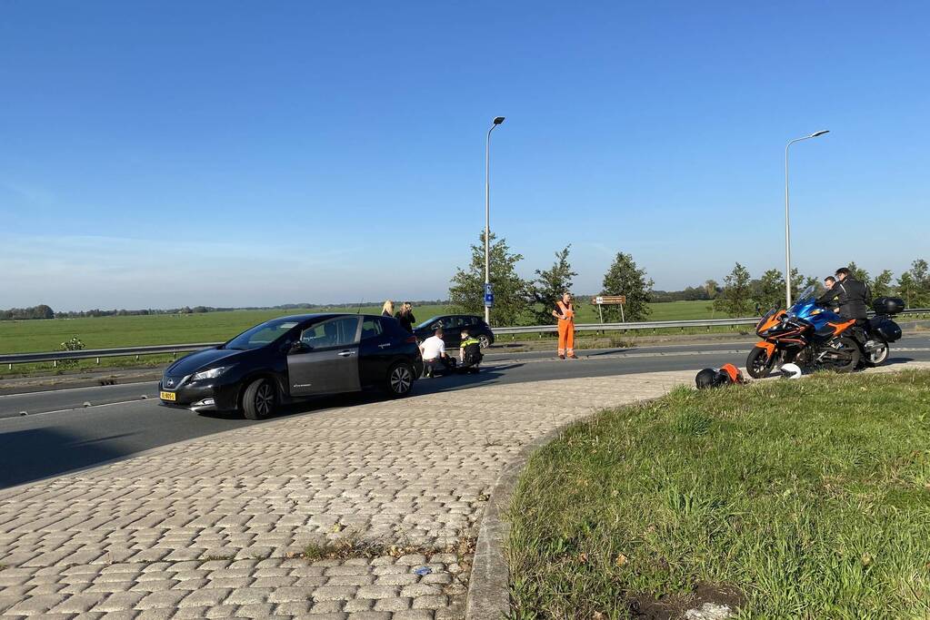 Motorrijder aangereden door auto