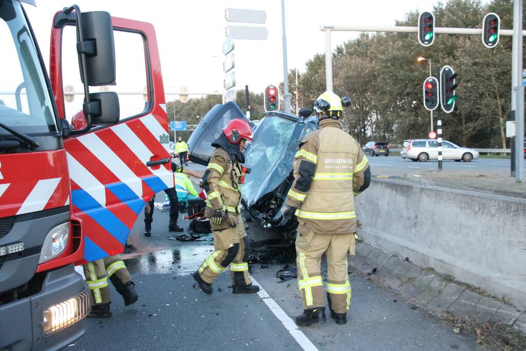 Automoblist gewond door botsing op betonblokken