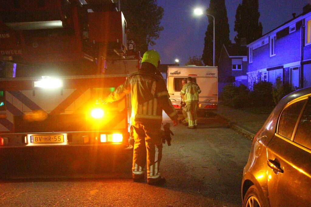 Rookontwikkeling door brand in schoorsteen van woning