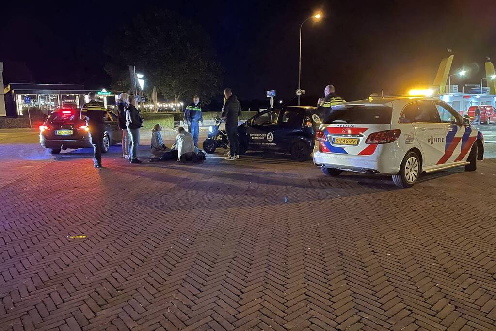 Bezorgauto komt in botsing met bromfietser