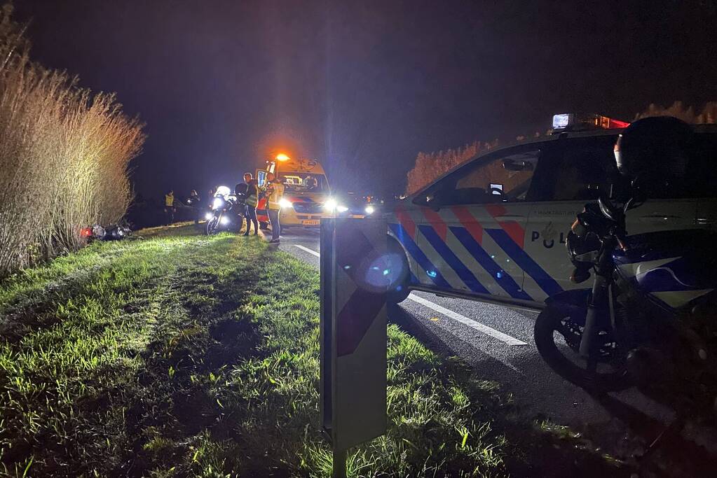 Oplettende motorrijder ziet gewonde motorrijder in berm