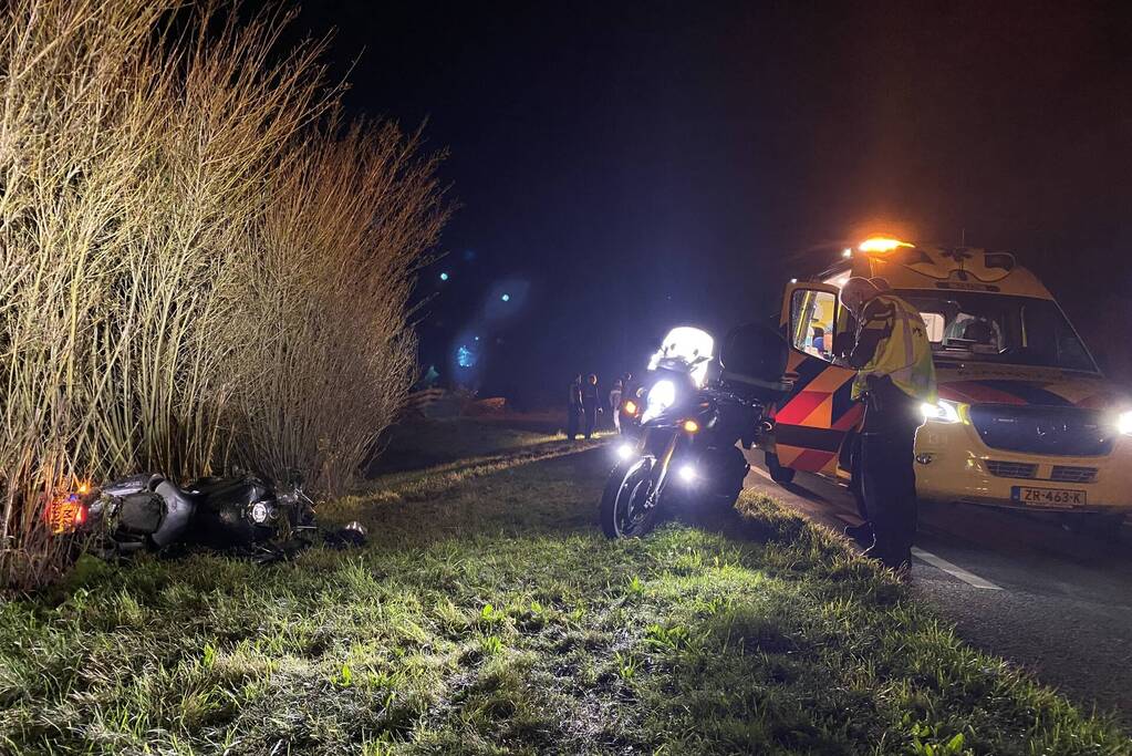 Oplettende motorrijder ziet gewonde motorrijder in berm