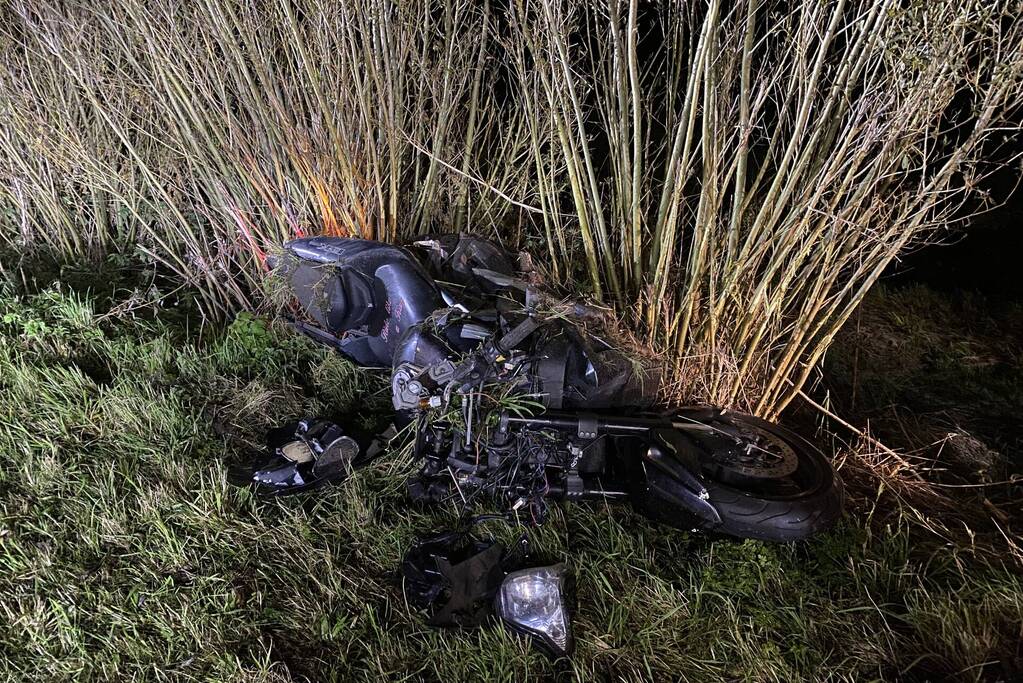 Oplettende motorrijder ziet gewonde motorrijder in berm