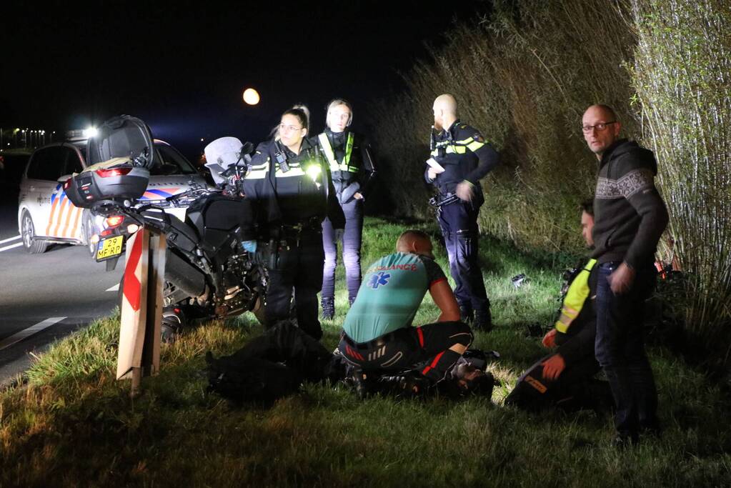 Oplettende motorrijder ziet gewonde motorrijder in berm