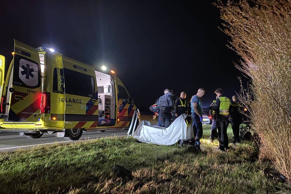 Oplettende motorrijder ziet gewonde motorrijder in berm