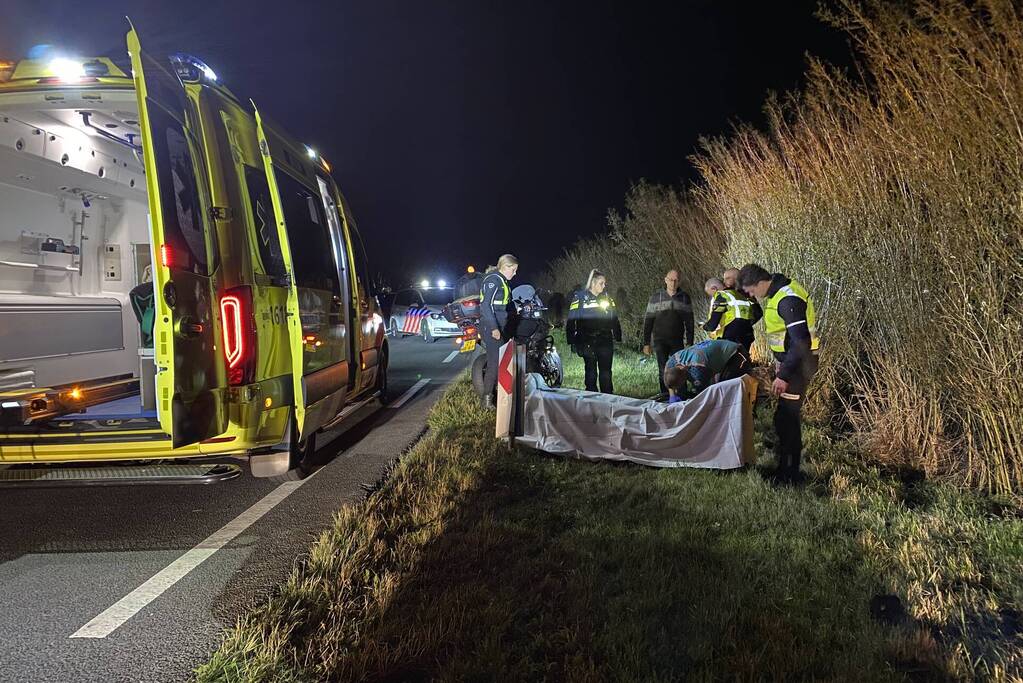 Oplettende motorrijder ziet gewonde motorrijder in berm