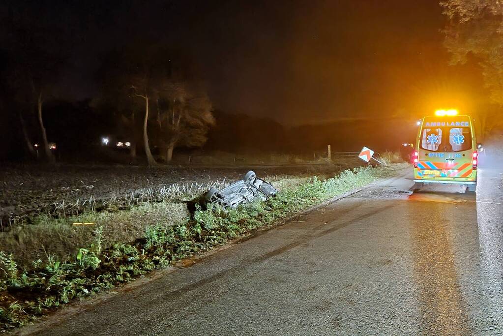 Personenauto belandt op de kop in sloot
