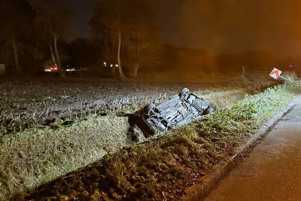 Personenauto belandt op de kop in sloot