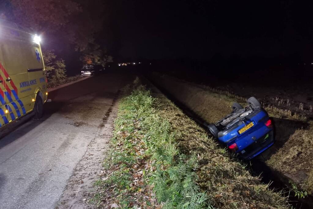 Personenauto belandt op de kop in sloot