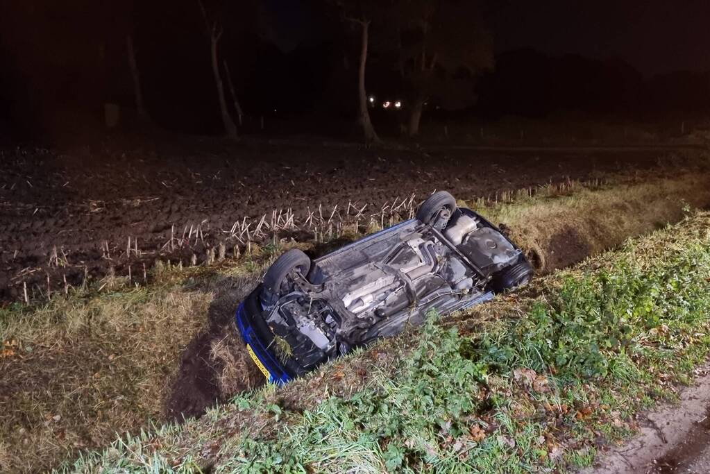 Personenauto belandt op de kop in sloot