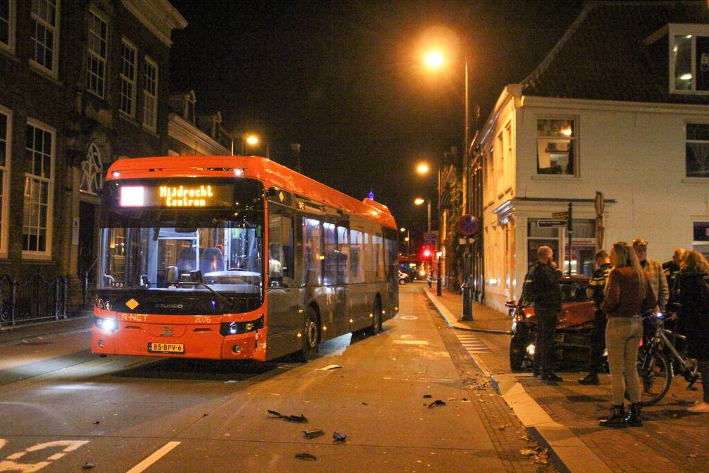 Stadsbus en personenauto met elkaar in botsing