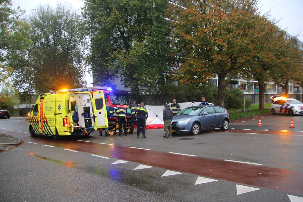 Fietser zwaargewond bij botsing met auto op kruising