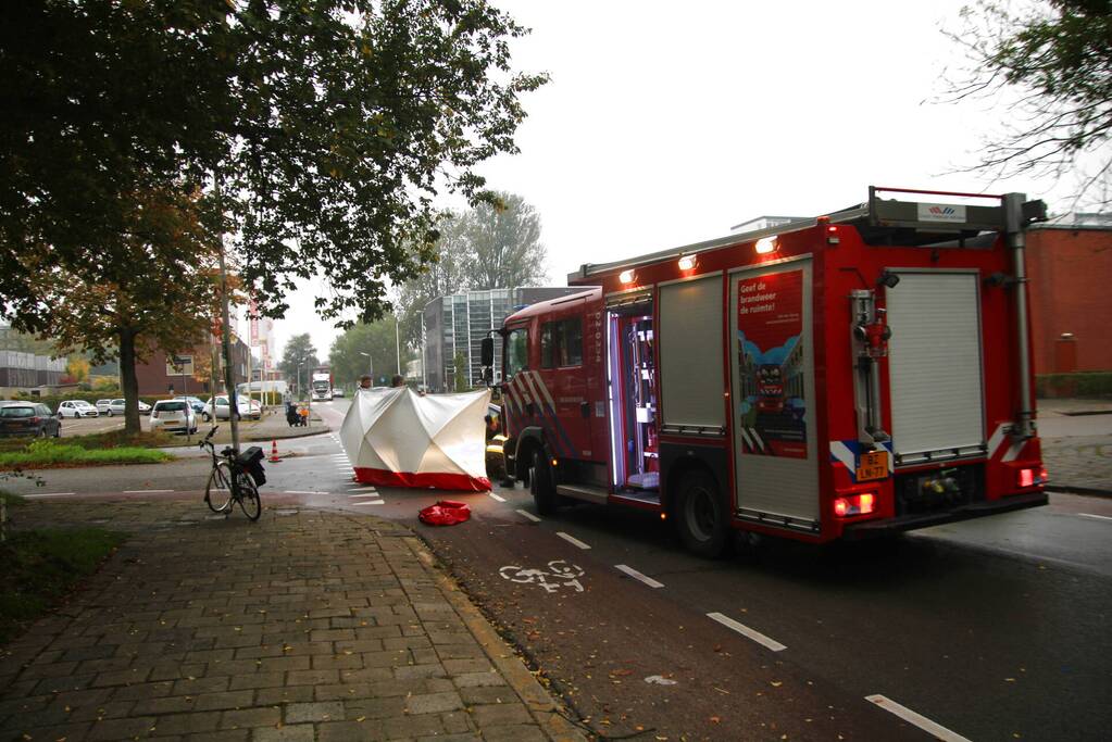 Fietser zwaargewond bij botsing met auto op kruising