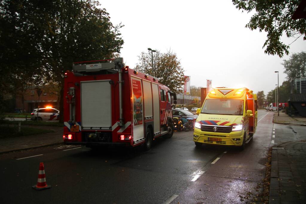 Fietser zwaargewond bij botsing met auto op kruising