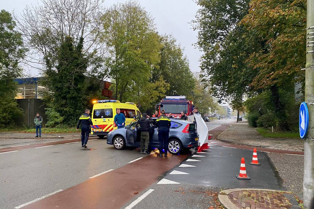 Fietser zwaargewond bij botsing met auto op kruising